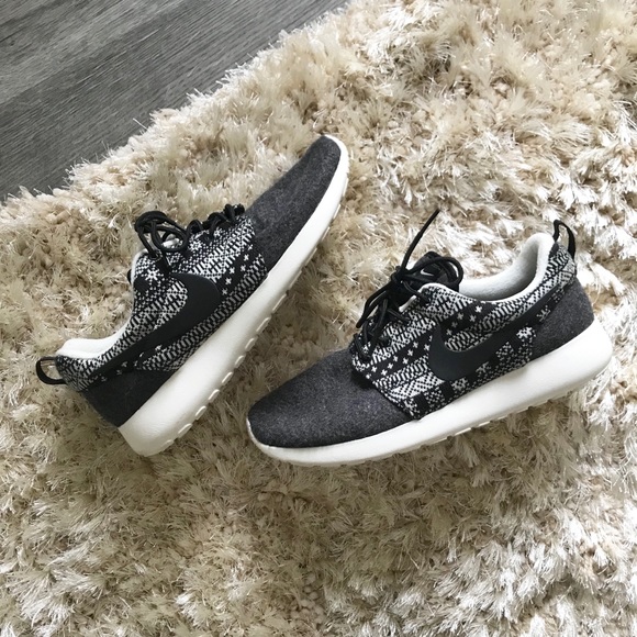 Nike Shoes - {nike} women’s roshe one winter felt cozy sneakers
